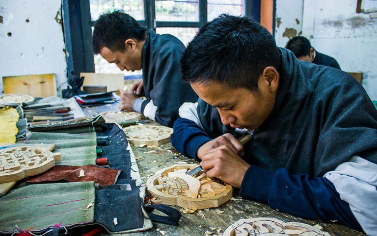 Wood-carving in Traditional Painting School